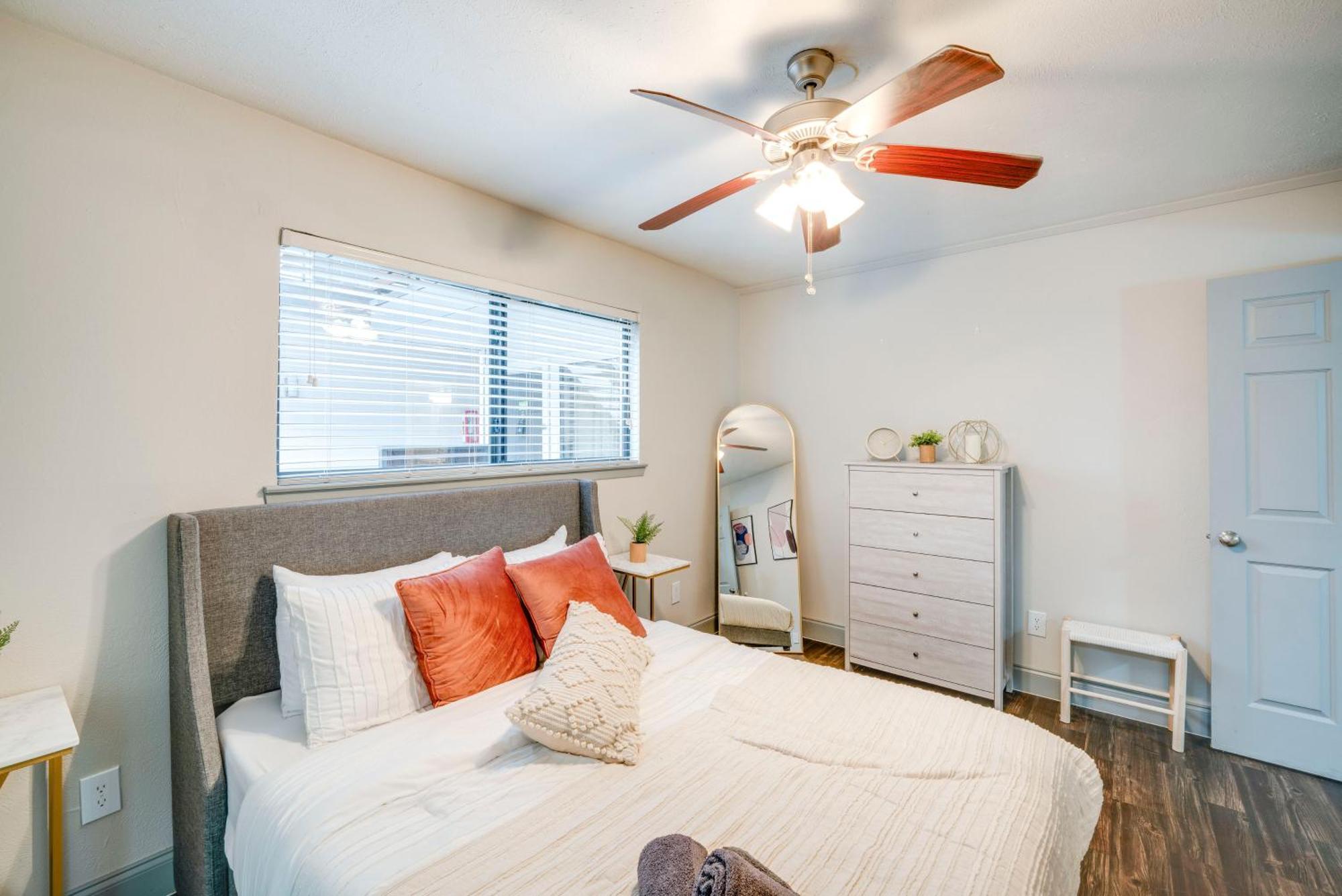 With Pool Access, 10 Mi To Downtown Dallas