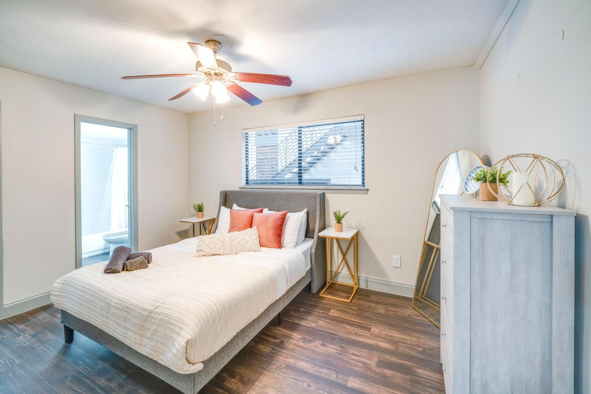 With Pool Access, 10 Mi To Downtown Apartment *
