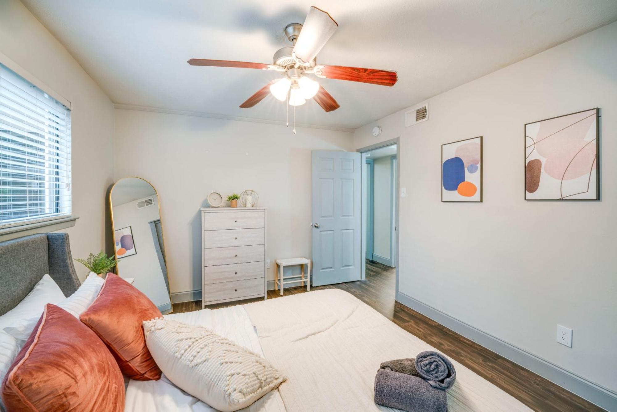 With Pool Access, 10 Mi To Downtown Dallas