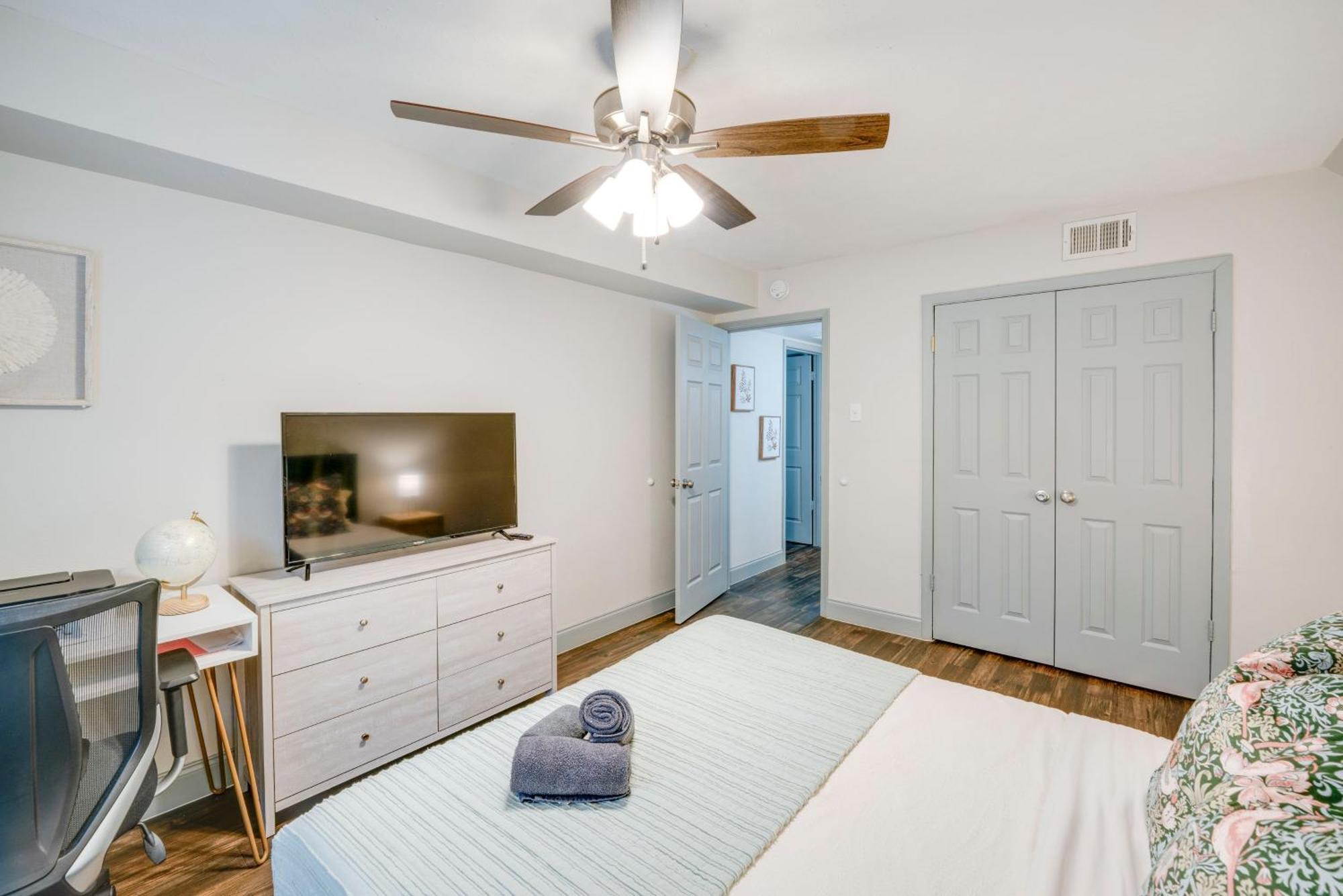 With Pool Access, 10 Mi To Downtown Apartment *