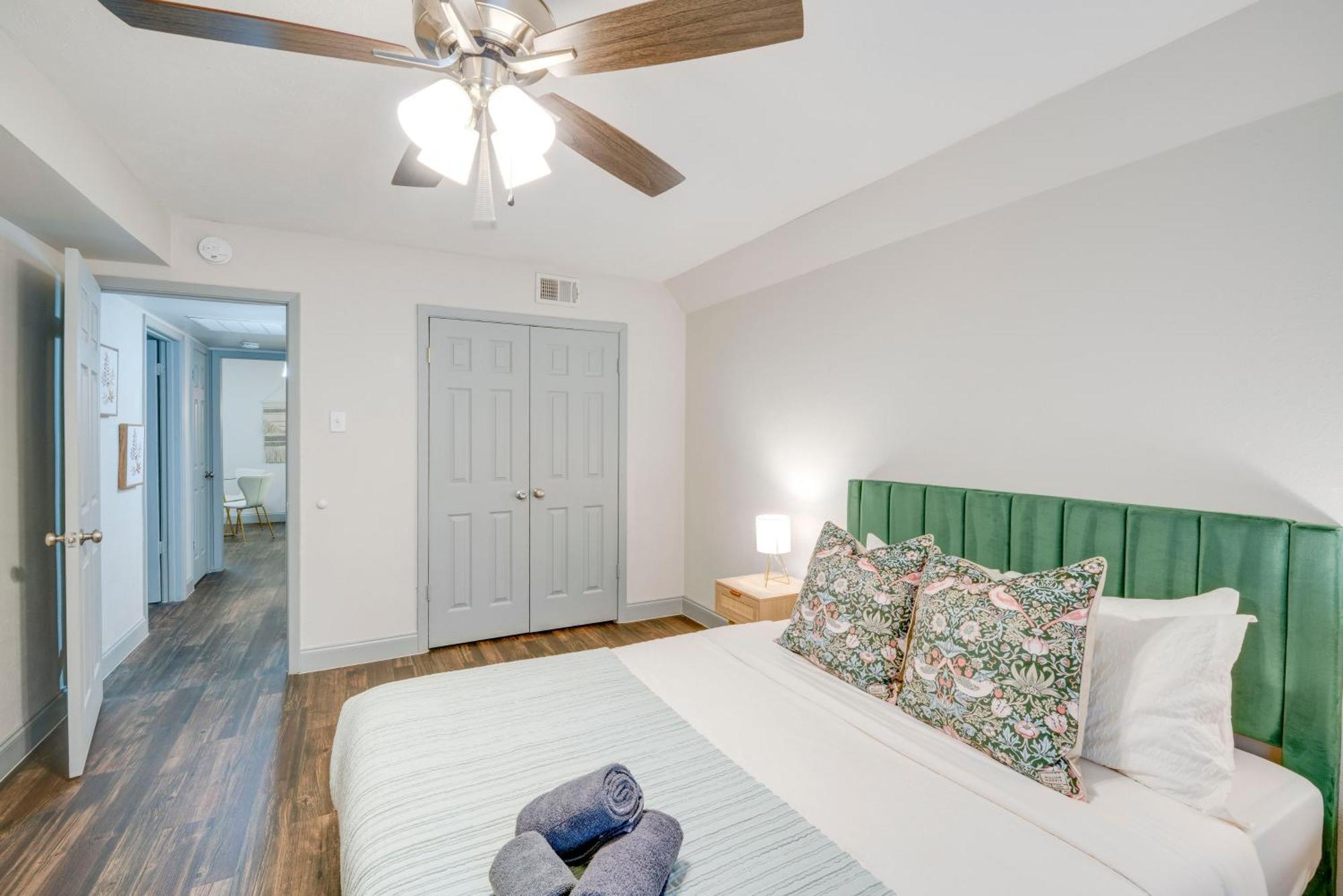 With Pool Access, 10 Mi To Downtown Apartment