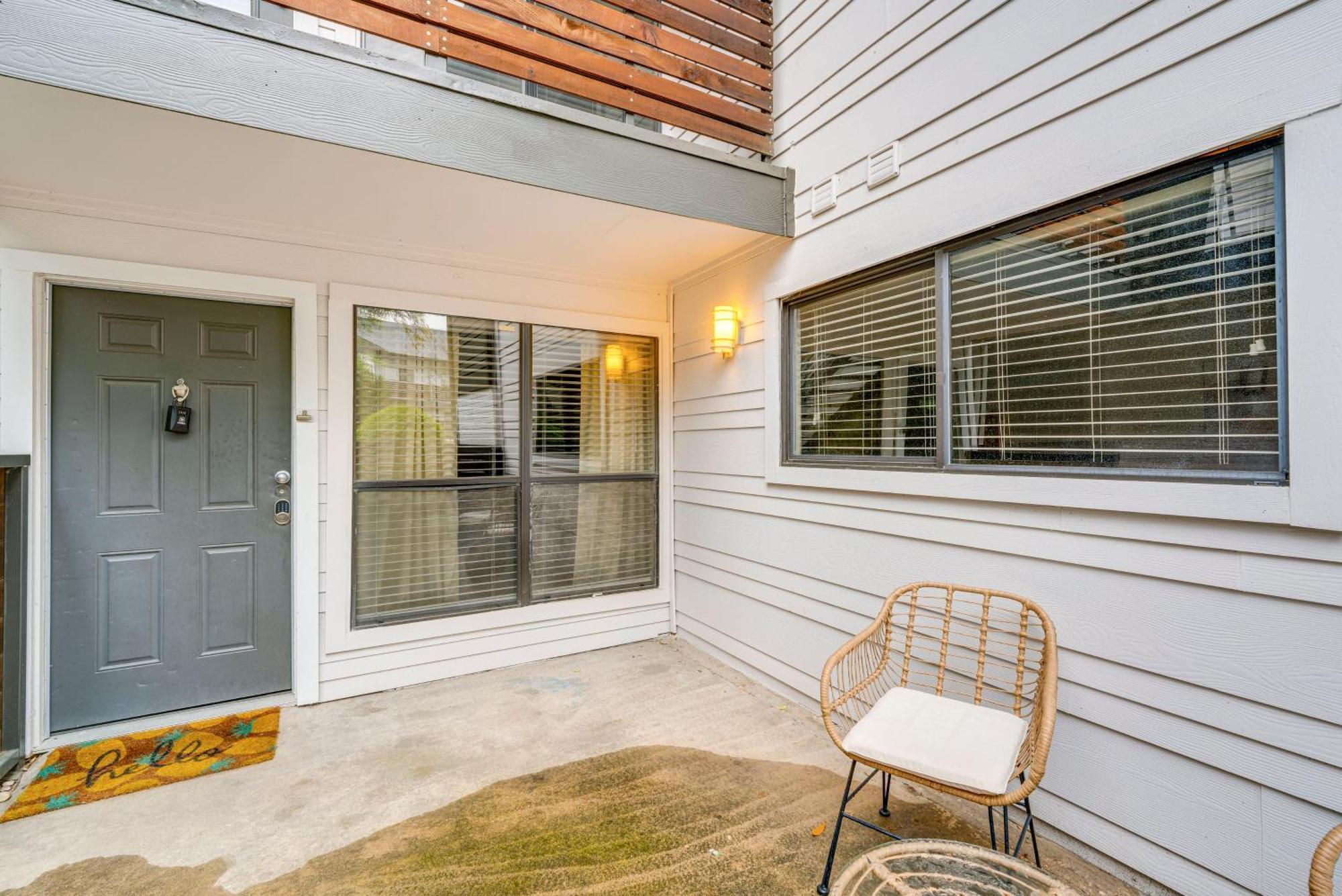 With Pool Access, 10 Mi To Downtown Apartment *