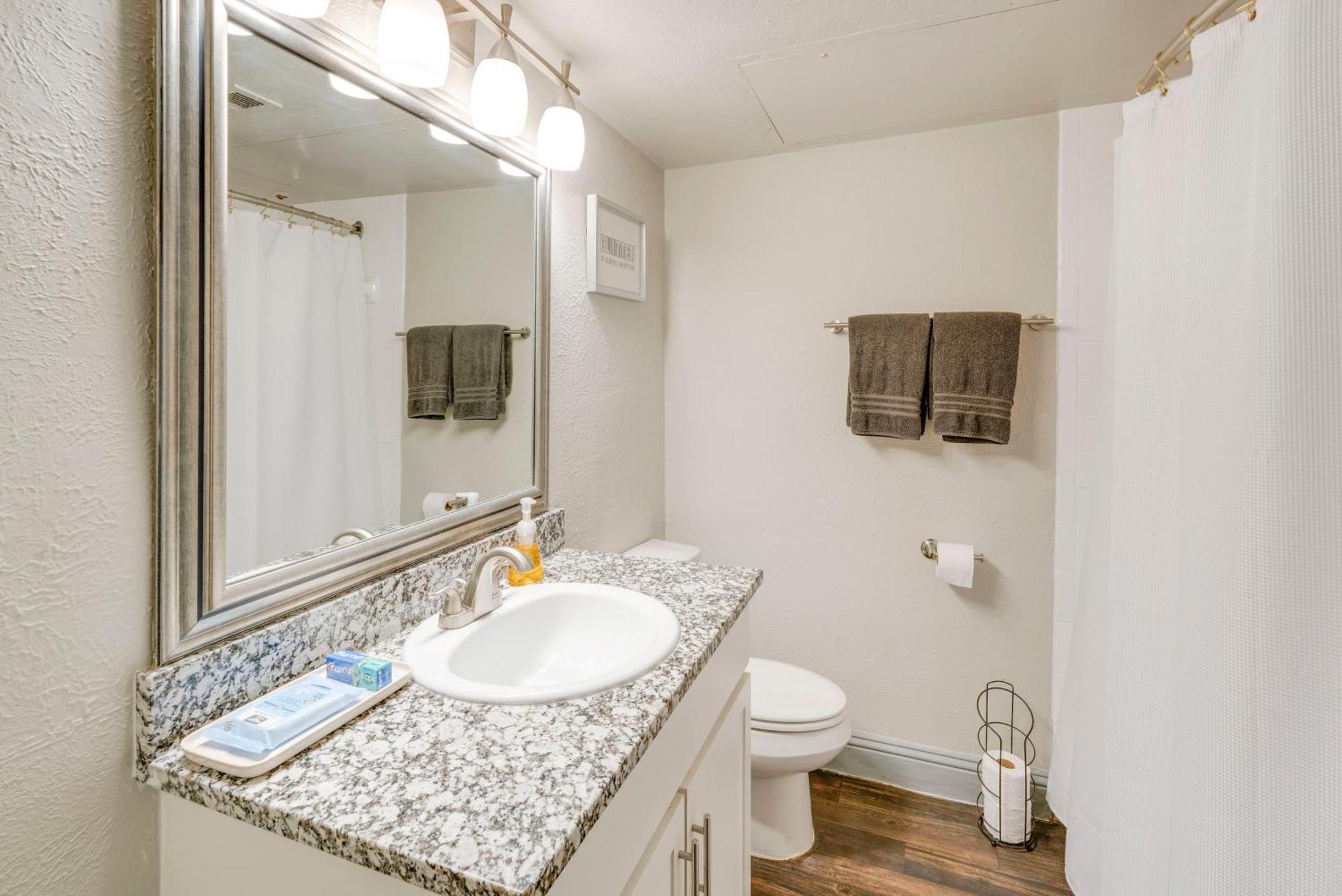Apartment With Pool Access, 10 Mi To Downtown *