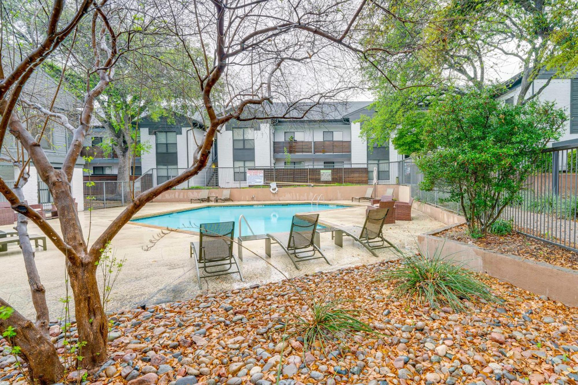 With Pool Access, 10 Mi To Downtown Apartment